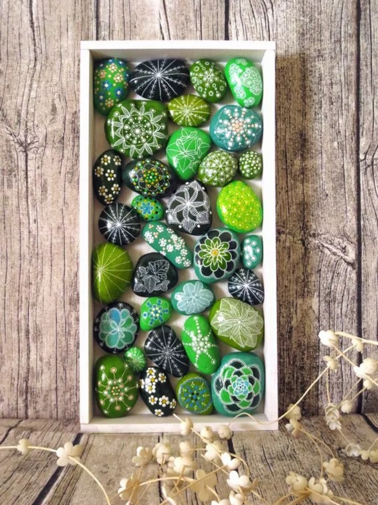 grüne Steinchen als Deko im Holzrahmen Basteln mit Steinen schöne Idee für jedermann 