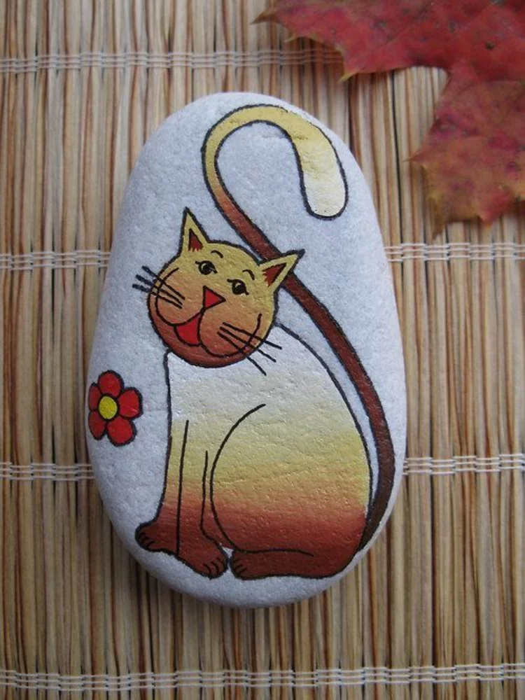 Steine bemalen lustige Katze auf weißem Stein Basteln mit Steinen kreative Idee für Groß und Klein