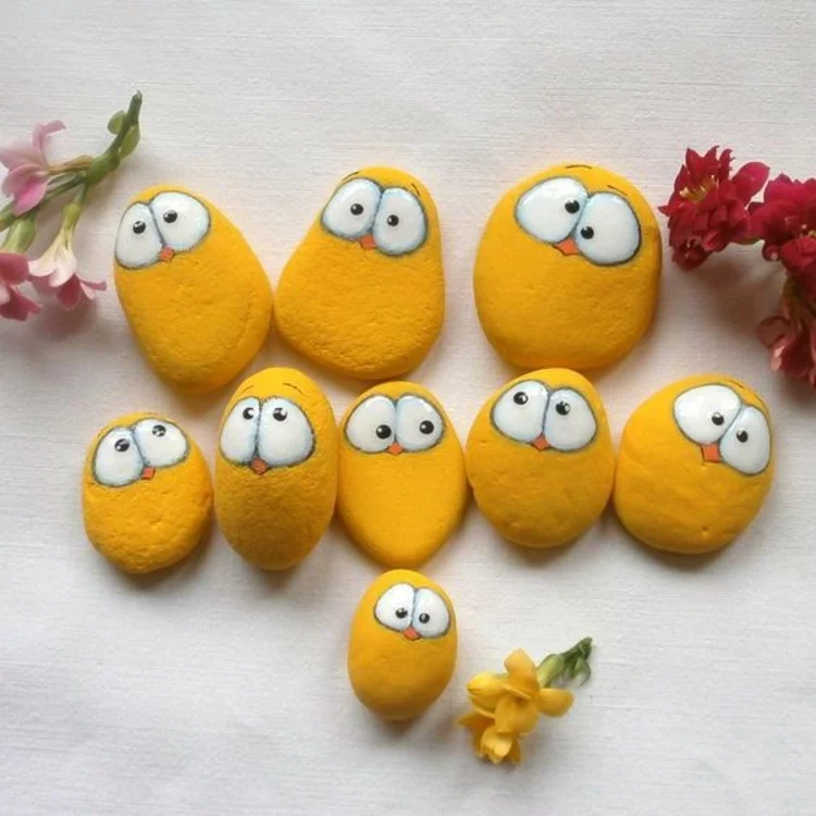 Steine bemalen mit Kindern niedliche Osterdeko selber machen mit Küken malen auf gelbe Steine