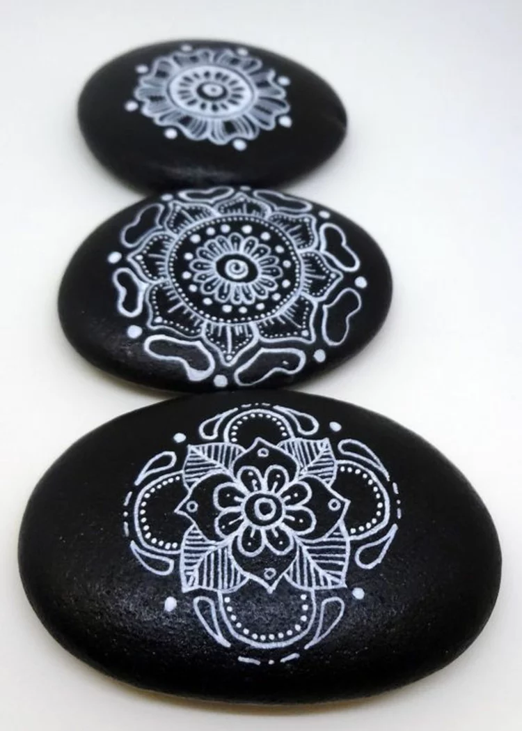 weiße Mandala Muster auf schwarzem Hintergrund Steine bemalen kreative Bastelideen 