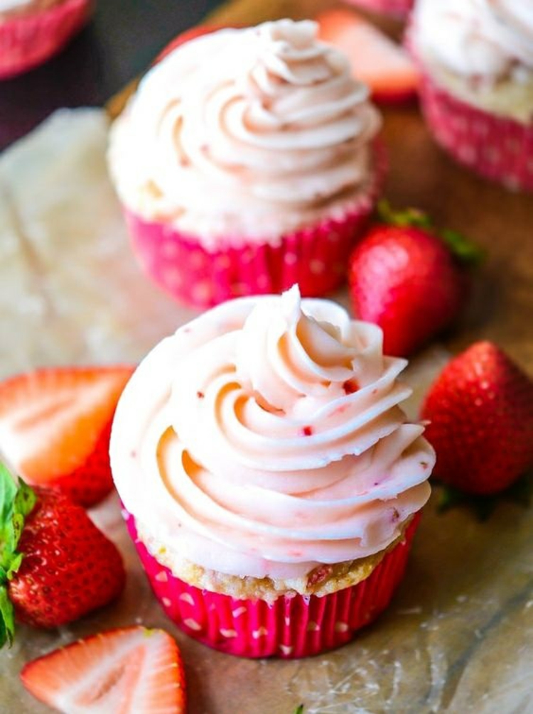 Törtchen backen Mini Kuchen Rezept mit Erdbeeren