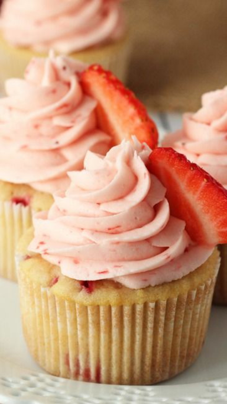 Törtchenzeit Cupcakes Rezepte mit Erdbeeren und Schlagsahne