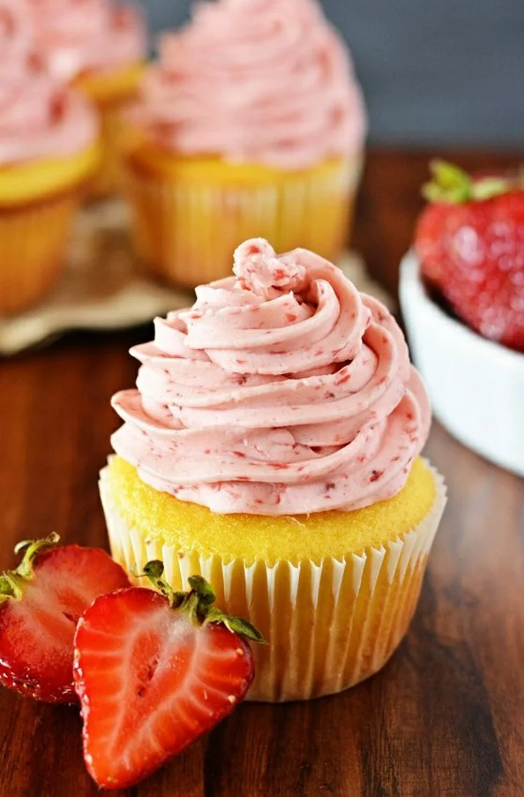 Törtchenzeit kleine Törtchen zu Ostern Cupcakes Rezepte mit Erdbeeren