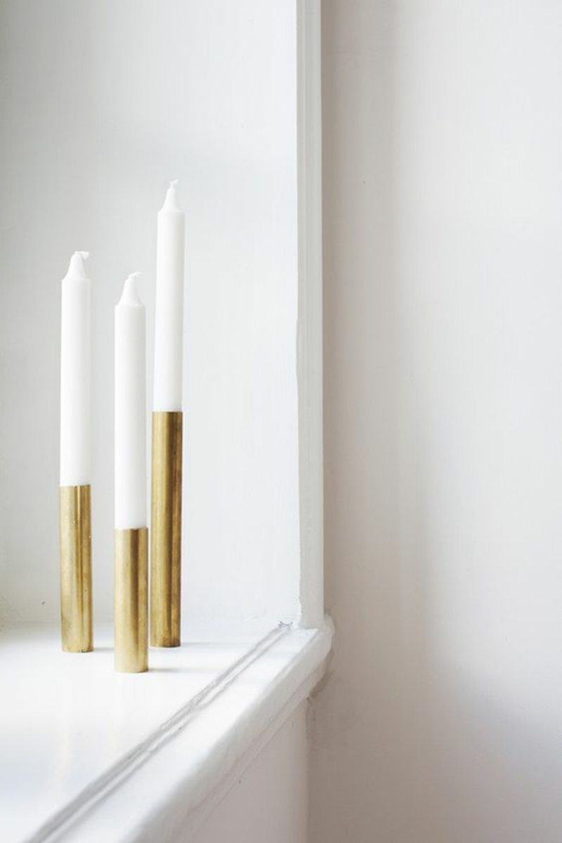 Wohnung skandinavisch einrichten Deko und Accessoires Kerzenständer gold