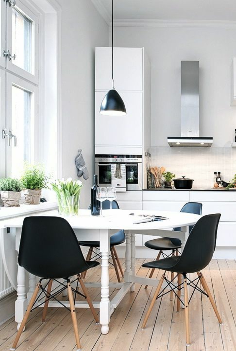 Wohnung skandinavisch einrichten Esszimmerstühle Eames Chairs