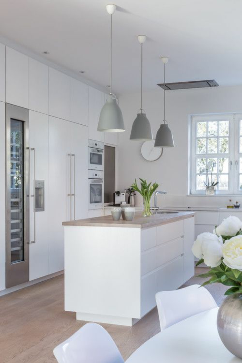 Wohnung skandinavisch einrichten Kücheninsel weiß Holzplatte