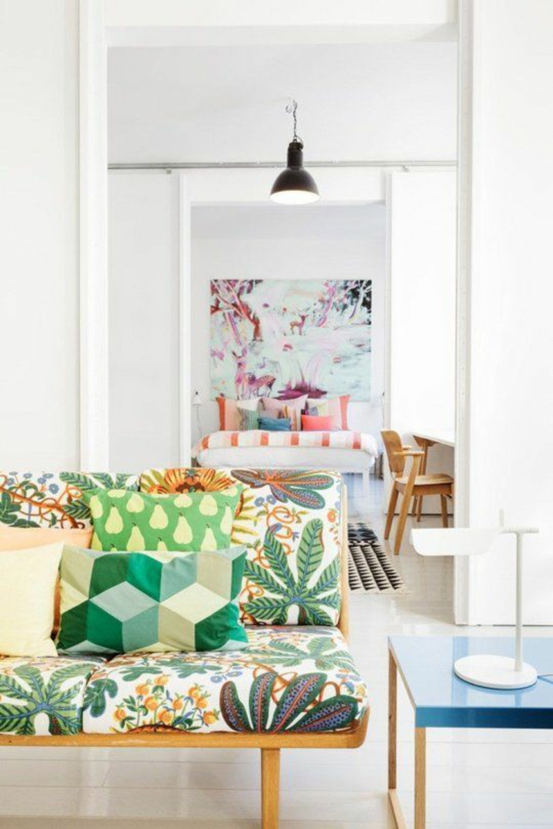 Wohnung skandinavisch einrichten Sofa mit Blumenmuster grün