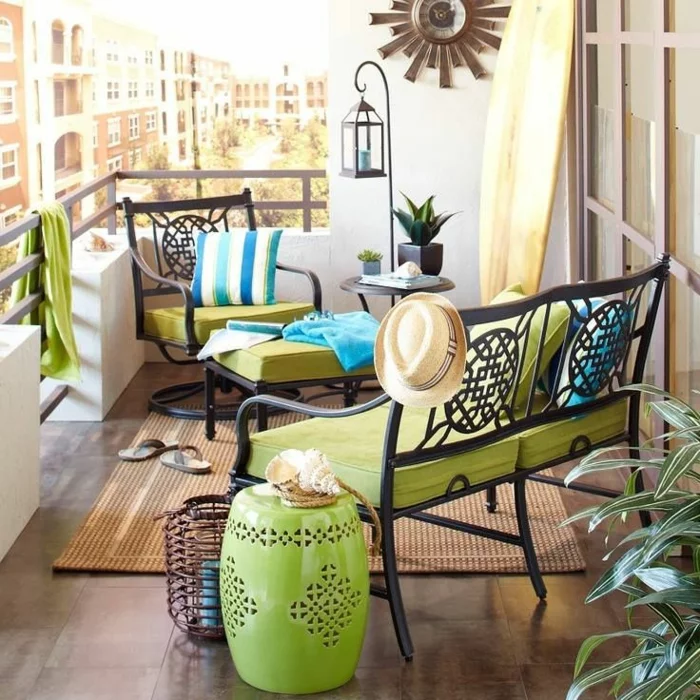 balkoneinrichtung terrassengestaltung sofa sessel fußhocker beistelltisch porzellan hocker grün