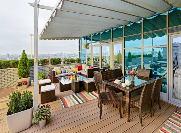 balkonmöbel rattan terrassengestaltung esstisch couch hocker stühle balkonpflanzen