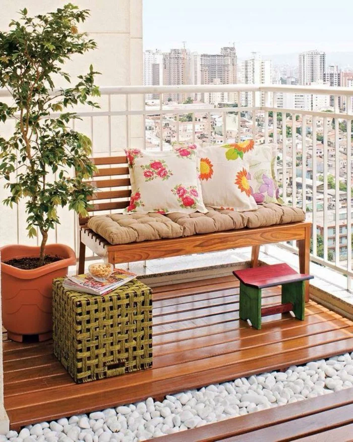 balkonmöbel sitzbank dekokissen hocker weiße steine balkonpflanzen