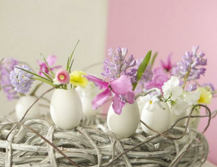 n tischdeko osterkranz ostergesteck weiße tulpen eierschalen