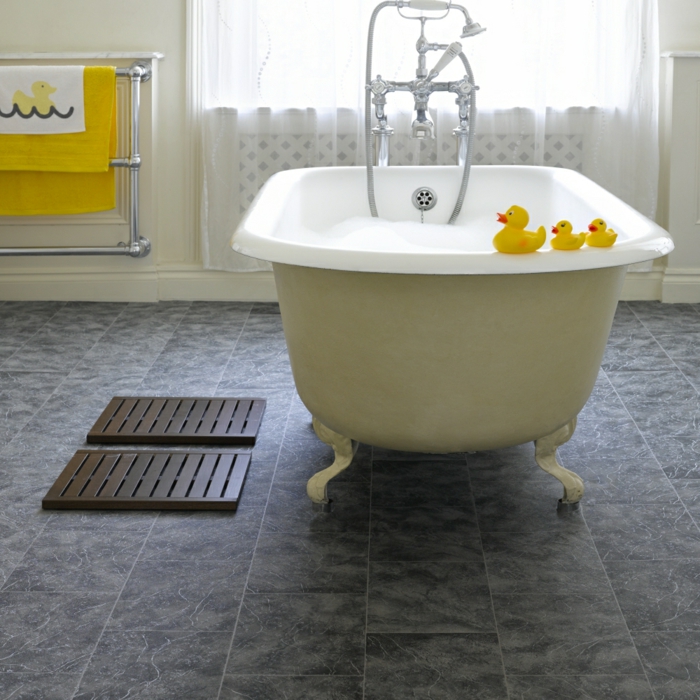 bodenbelag design badezimmer badideen vinylboden freistehende badewanne
