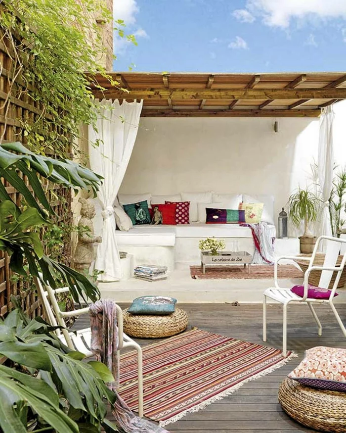 boho style balkongestaltung terrassengestaltung teppiche sitzkissen weißes sofa couchtisch