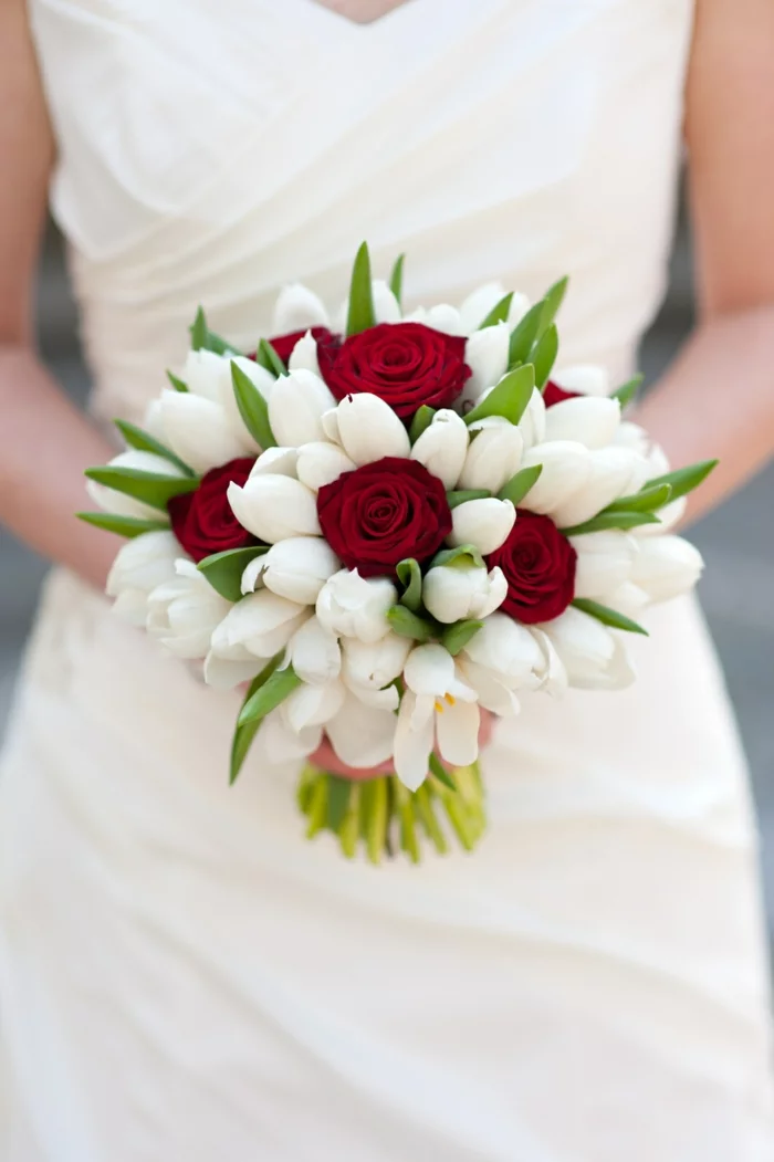 brautkleid weiße tulpen rote rosen hochzeit