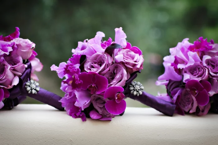 brautstrauss lila rosen violette orchideen strasssteine brosche