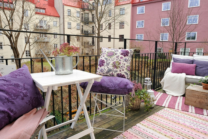 bunte kissen kleiner balkon terrassengestaltung teppichläufer ethno