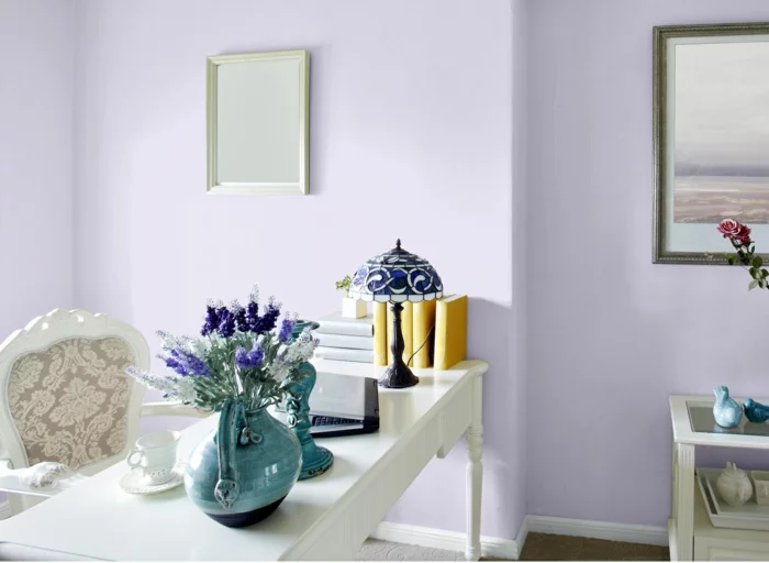 büroeinrichtung weiß lila wände vintage schreibtisch keramikvase blau kerzenleuchter