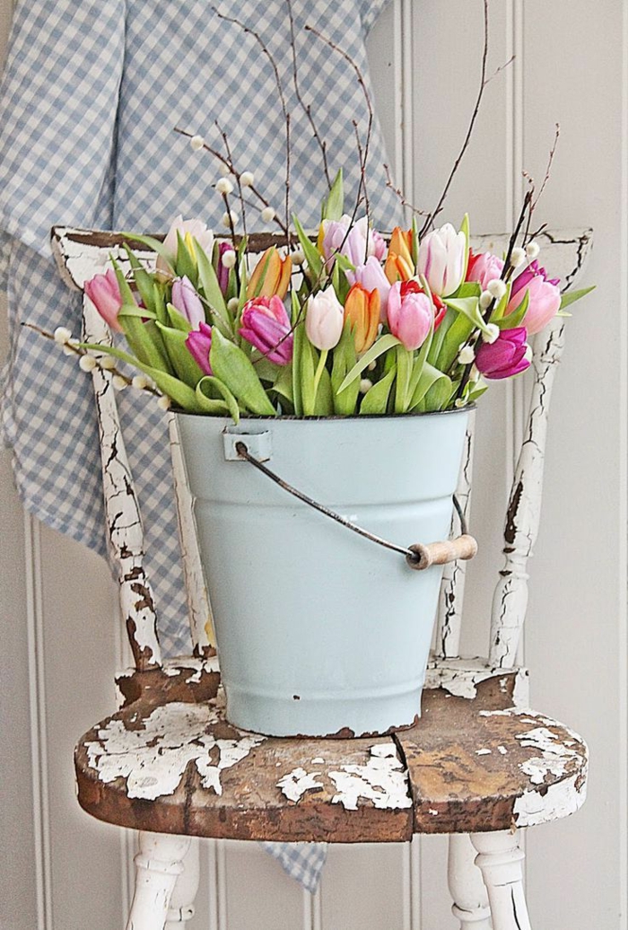 dekoideen frühling farbige tulpen alter stuhl