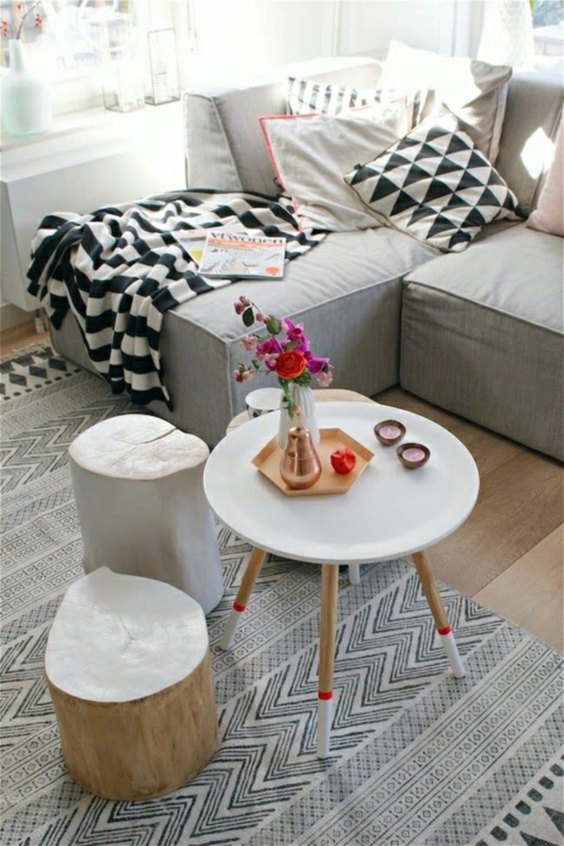 einrichtung wohnzimmer scandinavische möbel couchtisch rund teppichmuster sofa