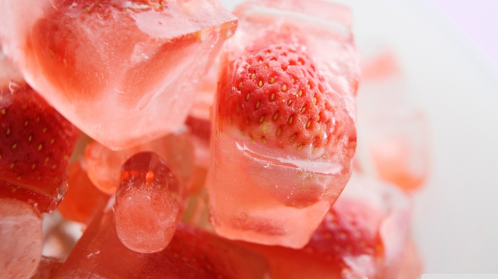 sommer rezepte eiswürfelbehälter würfel erdbeere