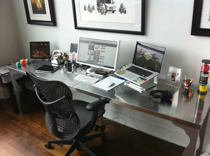 ergonomische büroeinrichtung home office bürostuhl schreibtisch rechner laptop