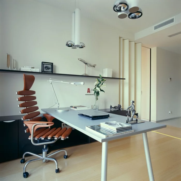 ergonomischer bürostuhl bueroeinrichtung modern schreibtisch wandregale