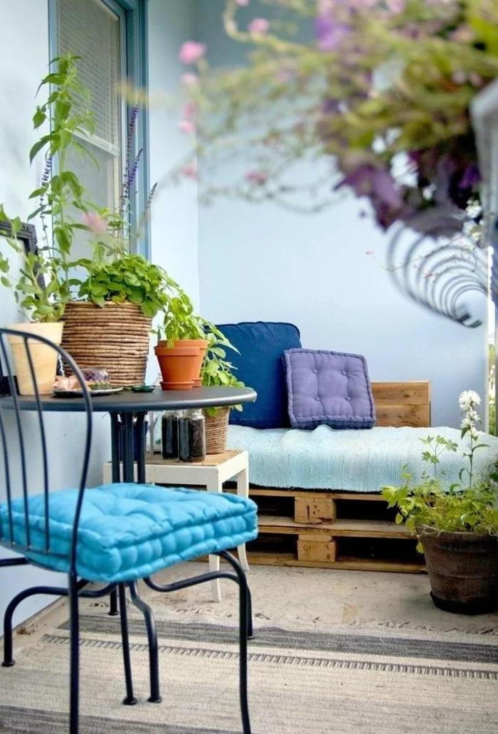 europaletten möbel diy balkonideen balkonpflanzen metallener tisch stuhl beistelltisch teppich