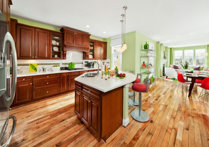 farbgestaltung-inneneinrichutung offener wohnplan hellgrüne wände holzfurniere kücheneinrichtung