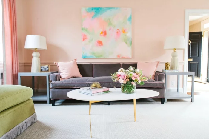 farbgestaltung inneneinrichutung pastellfarben rosa graues sofa designer couchtisch