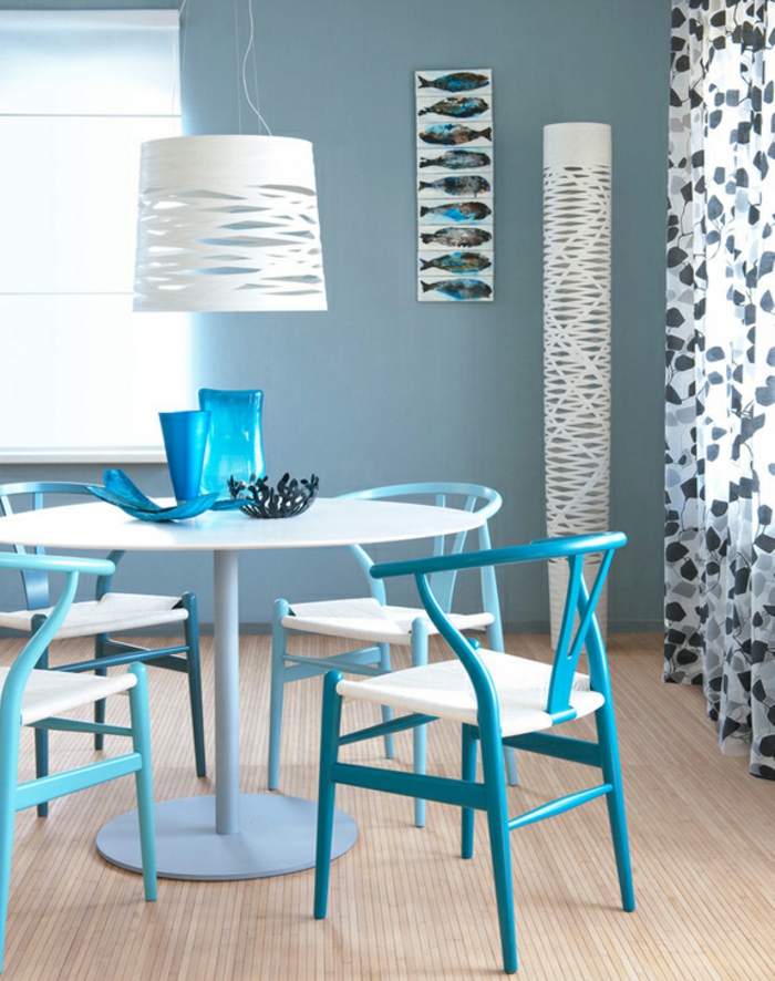 farbgestaltung inneneinrichutung regeln runder esstisch blaue stühle vorhänge hängelampe