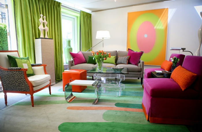 farbgestaltung inneneinrichutung sofa sessel leopardenmuster dekokissen grüne vorhänge