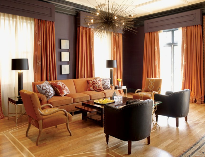 farbgestaltung inneneinrichutung wohnzimmer analoge farben warm orange braun vorhänge polster ledersessel