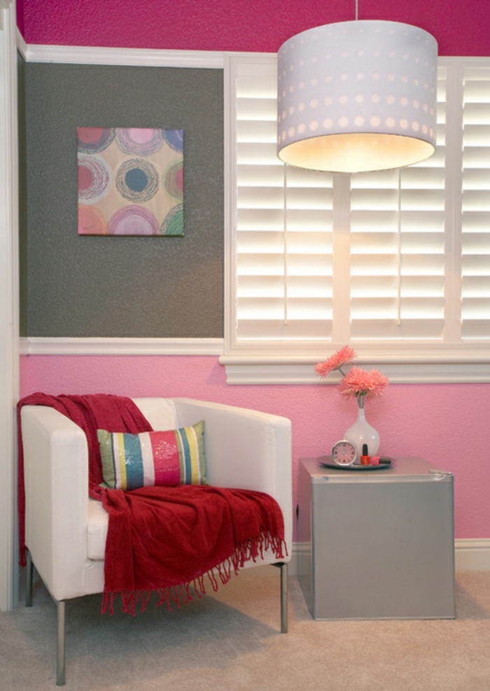 farbgestaltung inneneinrichutung wohnzimmer einrichten weißer sessel rote wolldecke