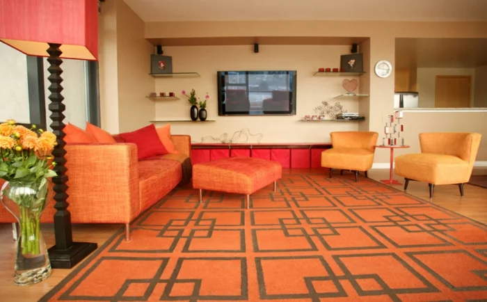 farbgestaltung inneneinrichutung wohnzimmer gestalten warme farben orange rot kissen couch