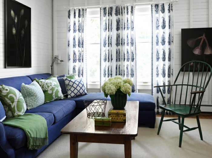 farbgestaltung inneneinrichutung wohnzimmer kalte farben dekokissen vorhänge muster
