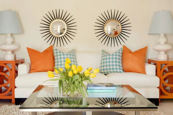farbgestaltung wohnzimmer einrichten orange akzente beistelltisch couchtisch glas sofa