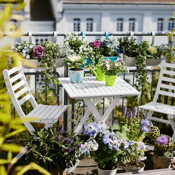 frühlingsblumen balkonpflanzen klapptisch stühle weiß terrassengestaltung