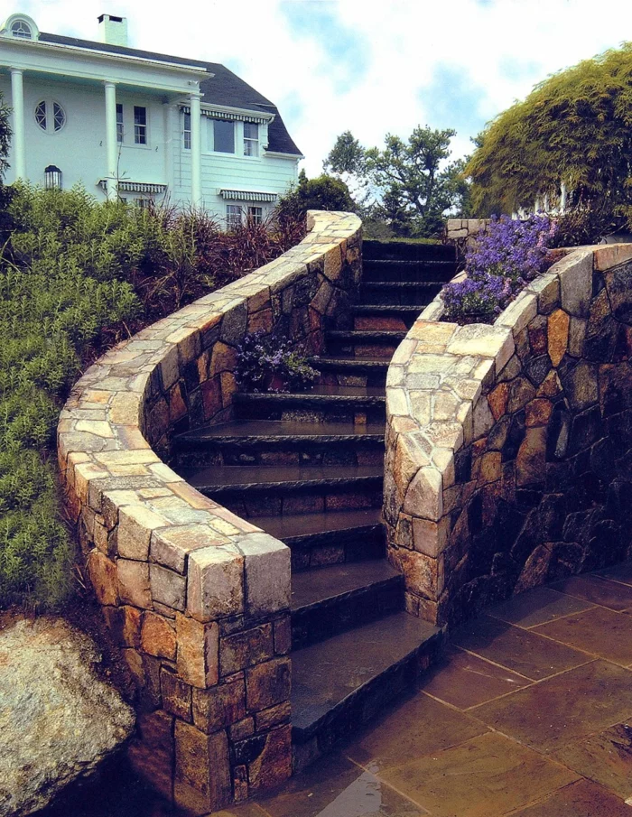 Gartentreppe aus Stein gebogen 