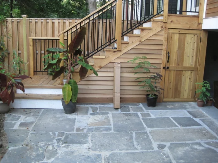 Gartentreppe aus hellem Holz neu 