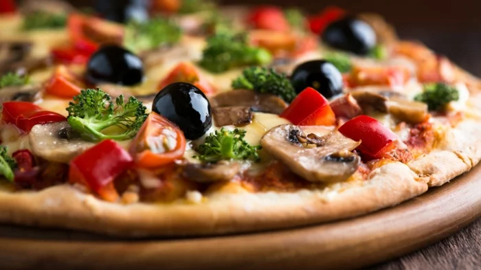gesunde fette gesundheit vegane pizza pilze oliven brokkoli tomaten paprika