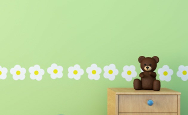 grüne Tapeten Kinderzimmer Blumenmuster schlichtes Design