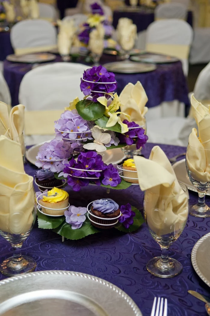 hochzeitsplanung violett dekoideen blumen tisch dekorieren
