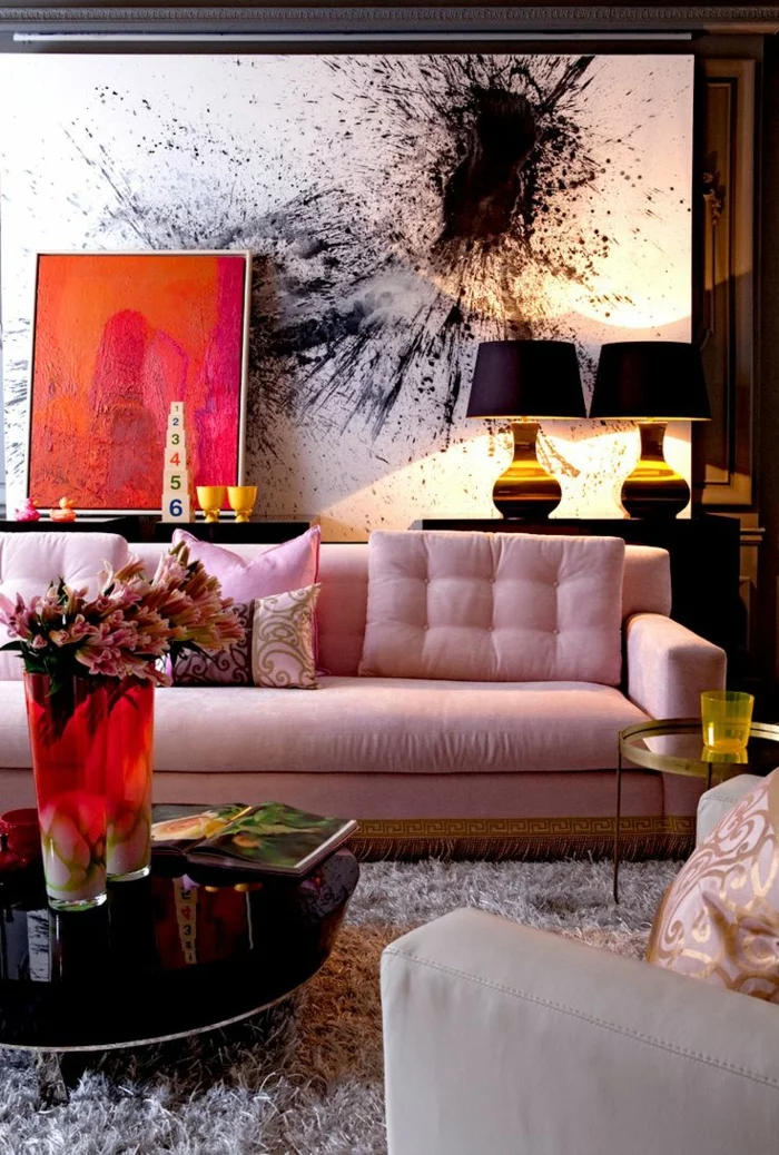 innendesign ideen wohnzimmer einrichten hellrosa sofa schwarzer couctisch