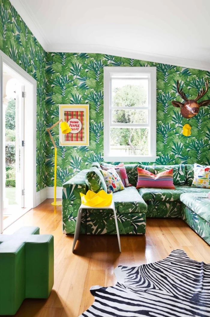 innendesign ideen wohnzimmer tapete floral zebra teppich