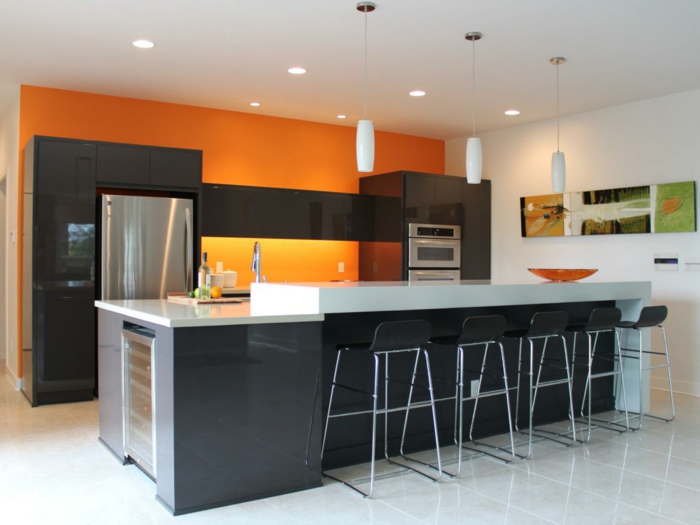innendesign küche gestalten orange schwarz kombinieren bodenfliesen