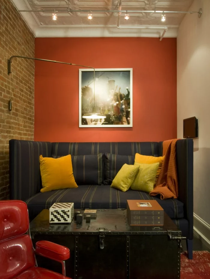 innendesign wohnideen wohnzimmer sofa steinwand farbige akzente