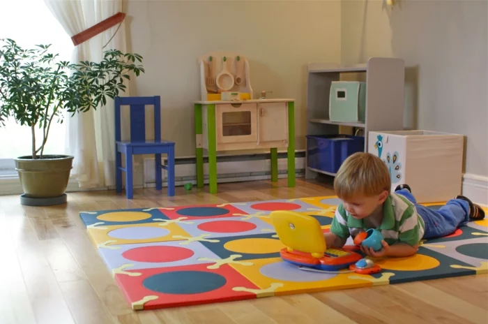 kinderzimmer teppich farbig jungenzimmer kleiner junge spielend