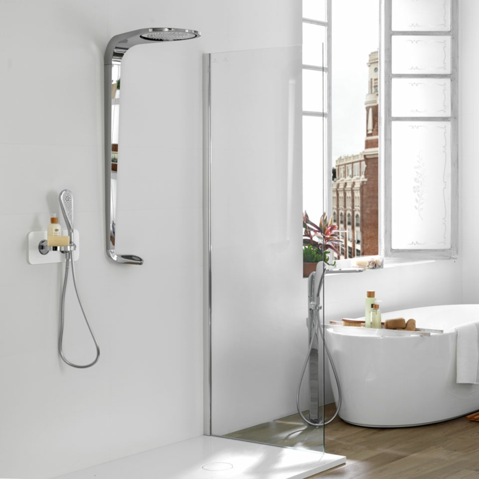 kleines bad einrichten badewanne frei stehend oval moderne dusche chrome