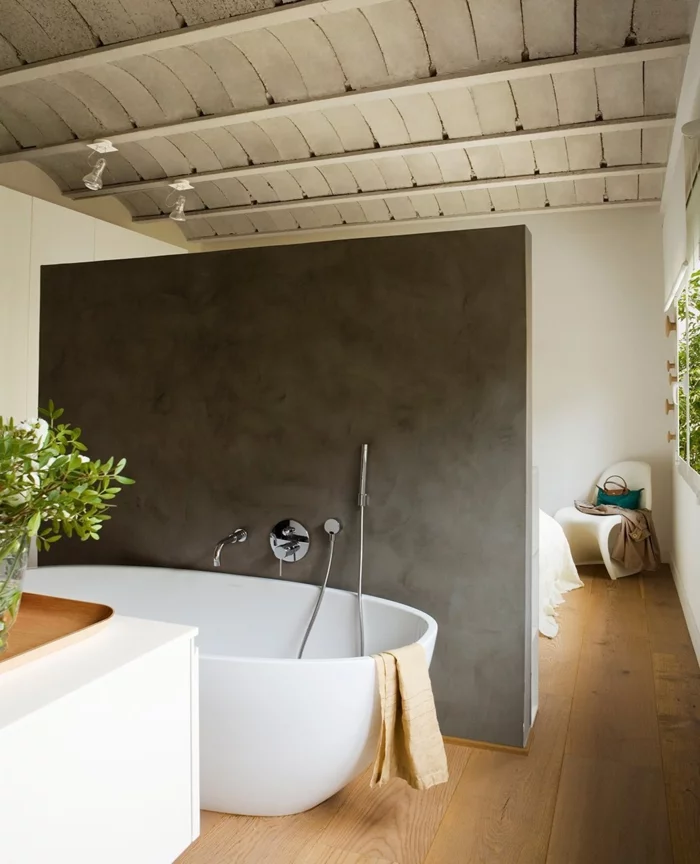 kleines bad einrichten badewanne freistehend ovale form beton trennwand schlafzimmer badezimmer