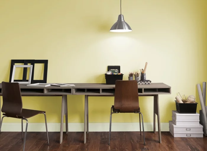 modernes home office büroeinrichtung schreibtische stühle parkett gelbe wandfarbe
